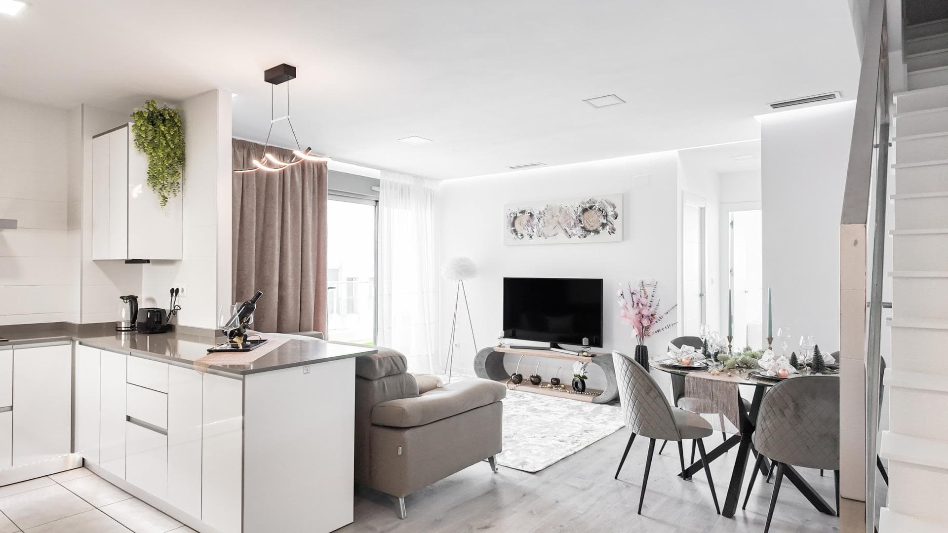 Luxury duplex apartment with ocean views and a sun deck in Villamartín